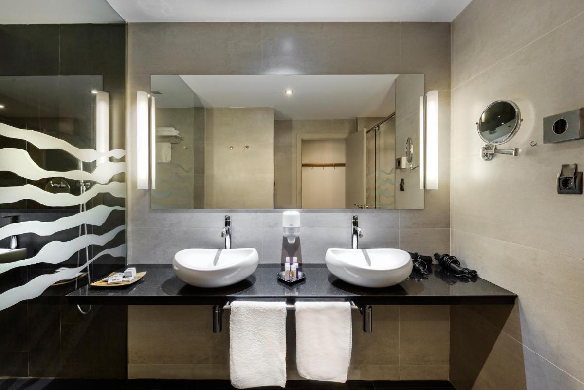 Un baño de Hotel Spa Aguas de los Mallos