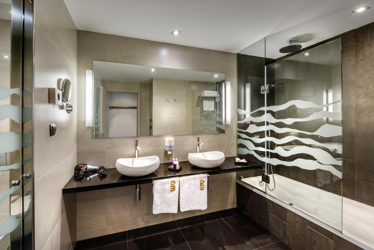 Un baño de Hotel Spa Aguas de los Mallos