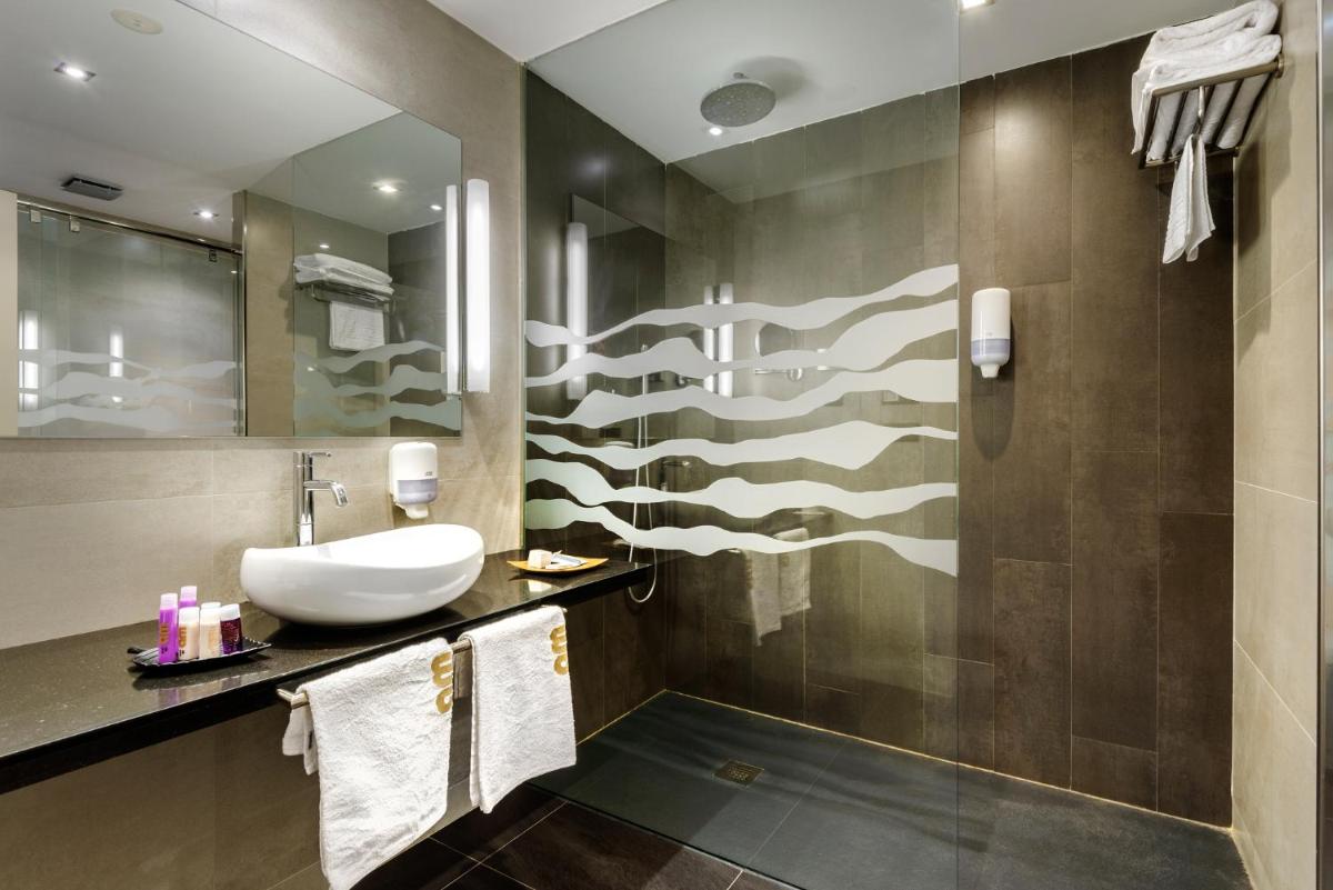 Un baño de Hotel Spa Aguas de los Mallos