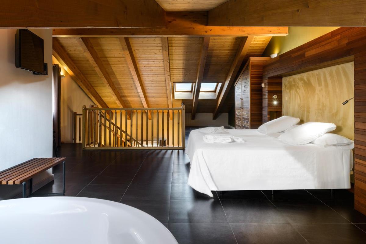 Cama o camas de una habitación en Hotel Spa Aguas de los Mallos