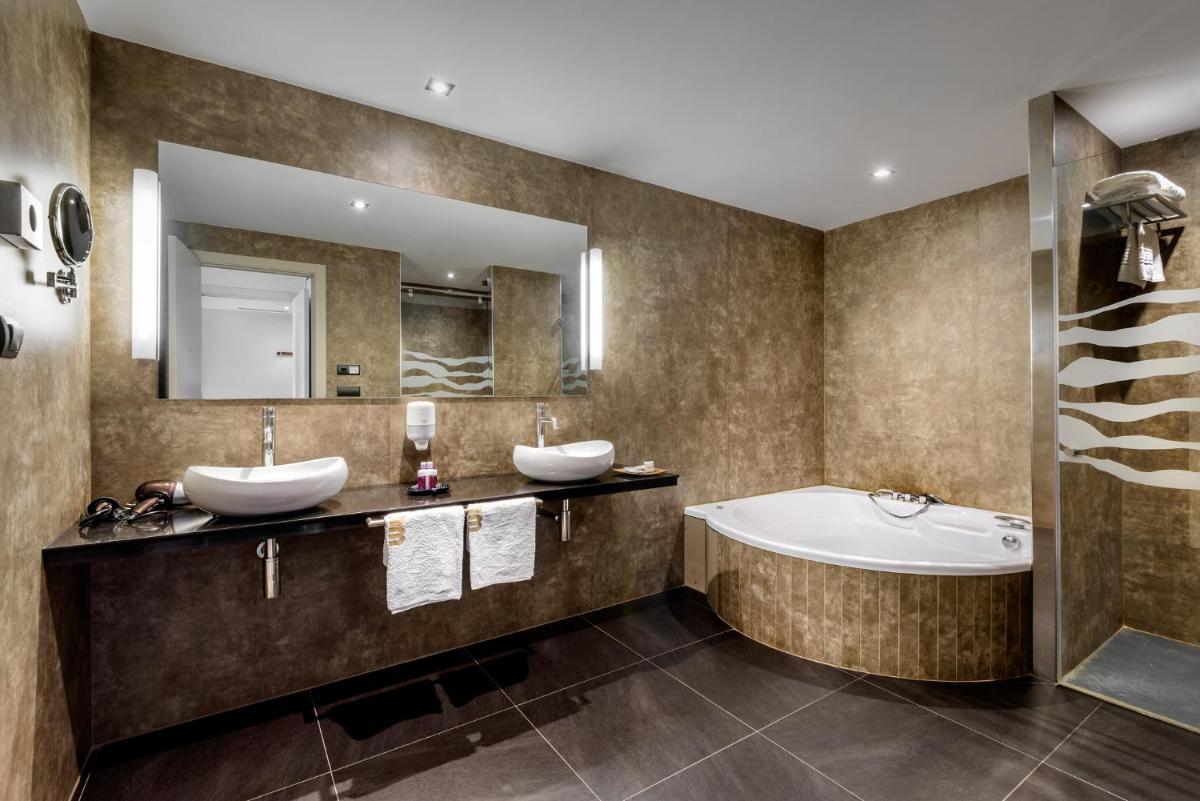Un baño de Hotel Spa Aguas de los Mallos
