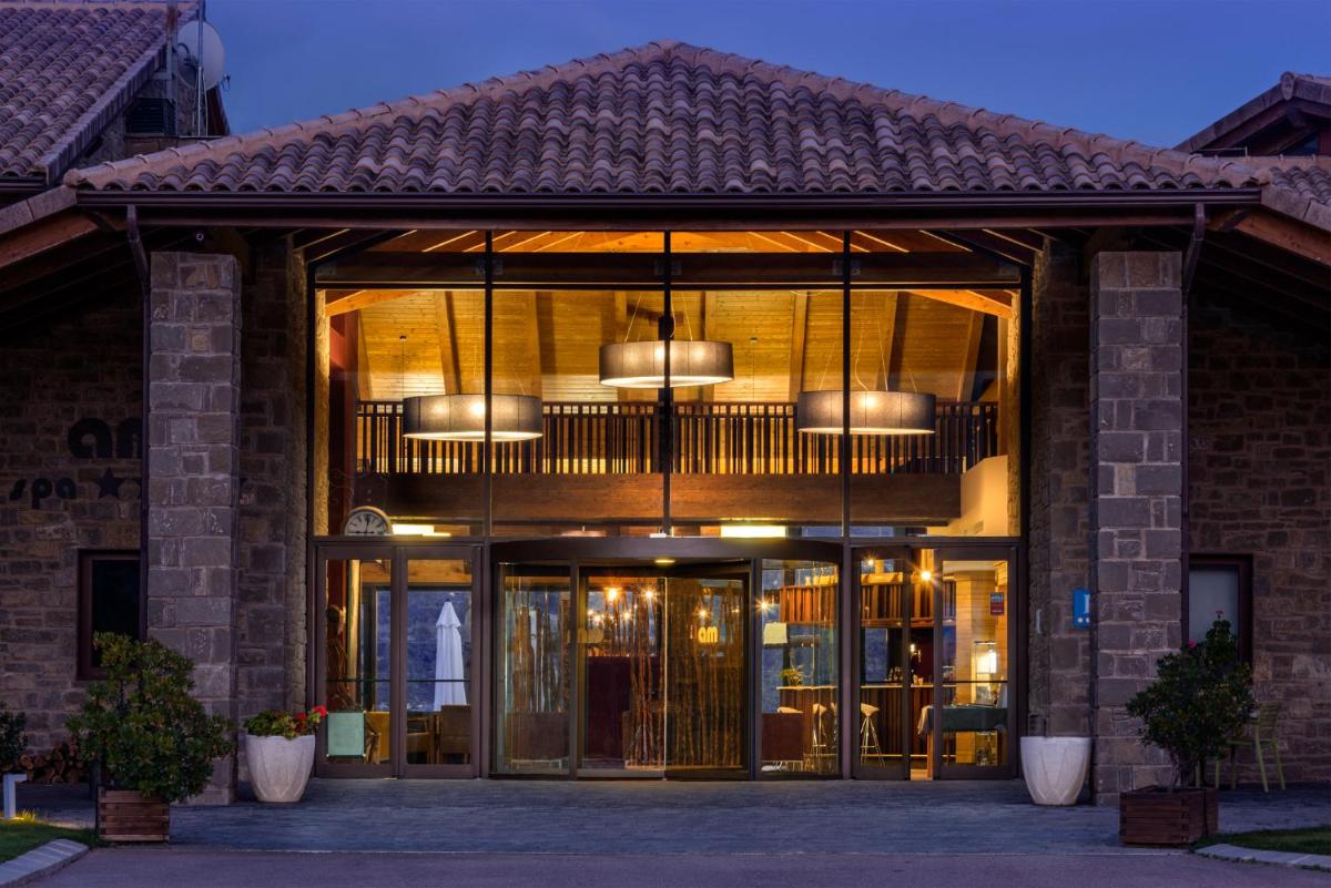 Fachada o entrada de Hotel Spa Aguas de los Mallos