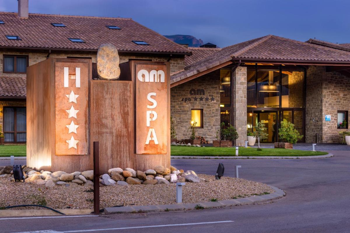 un edificio con un cartel delante en Hotel Spa Aguas de los Mallos, en Murillo de Gállego