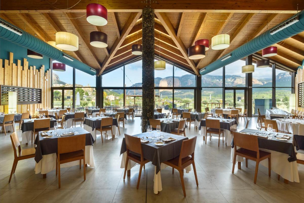 Un restaurante o sitio para comer en Hotel Spa Aguas de los Mallos
