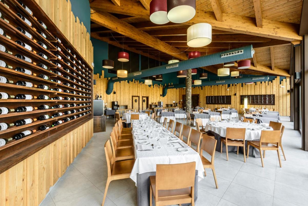 Un restaurante o sitio para comer en Hotel Spa Aguas de los Mallos