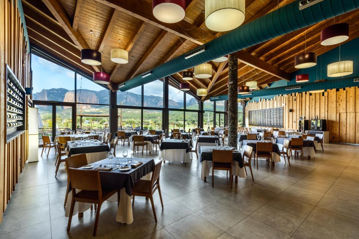 Un restaurante o sitio para comer en Hotel Spa Aguas de los Mallos