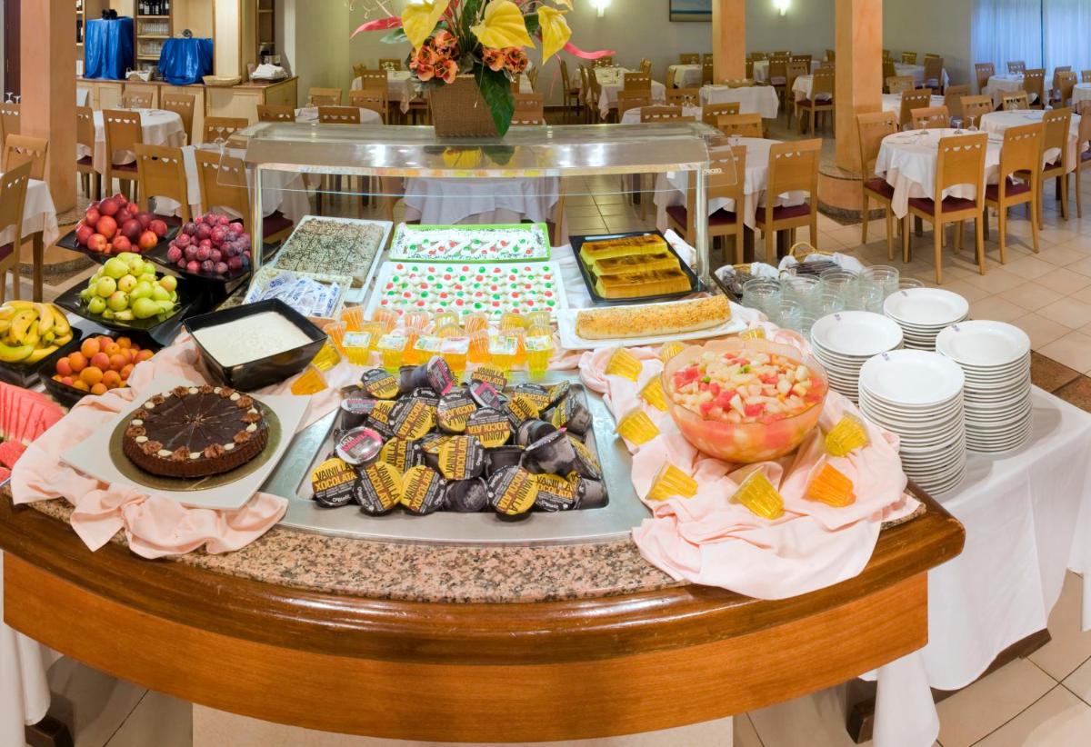 Comida en o cerca de este hotel