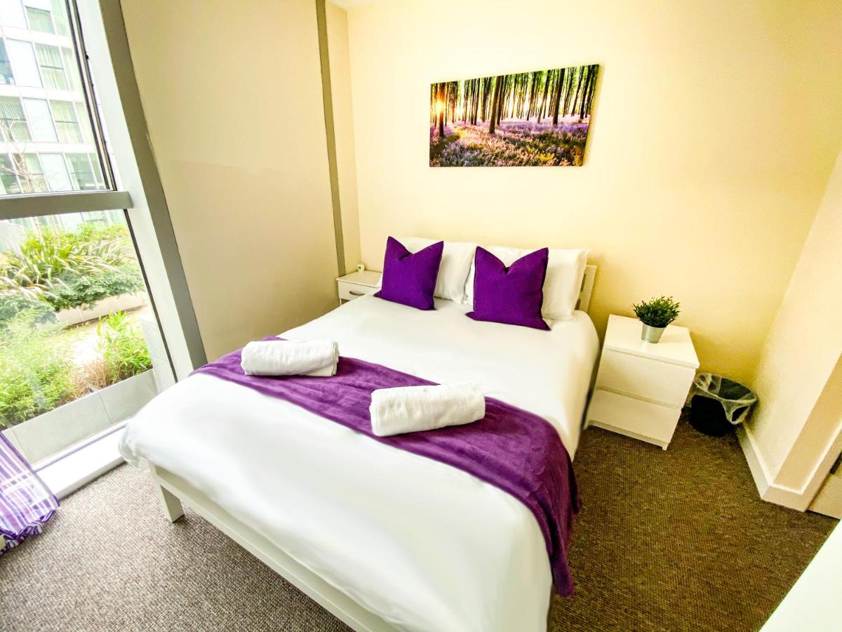 City Centre Apartment - Free Parking, Fast Wifi, Smart TV with Netflix and Xbox by Yoko Property - Housity