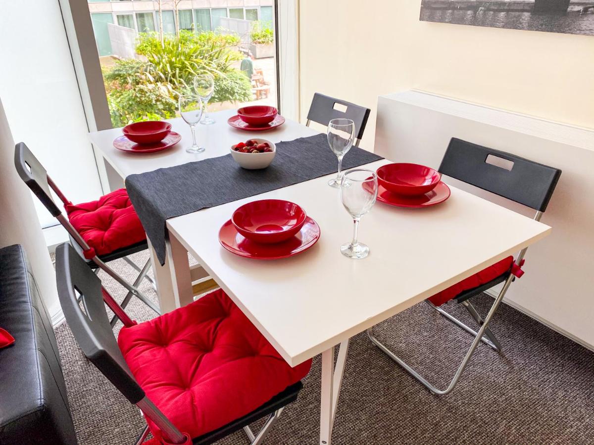 City Centre Apartment - Free Parking, Fast Wifi, Smart TV with Netflix and Xbox by Yoko Property - Housity