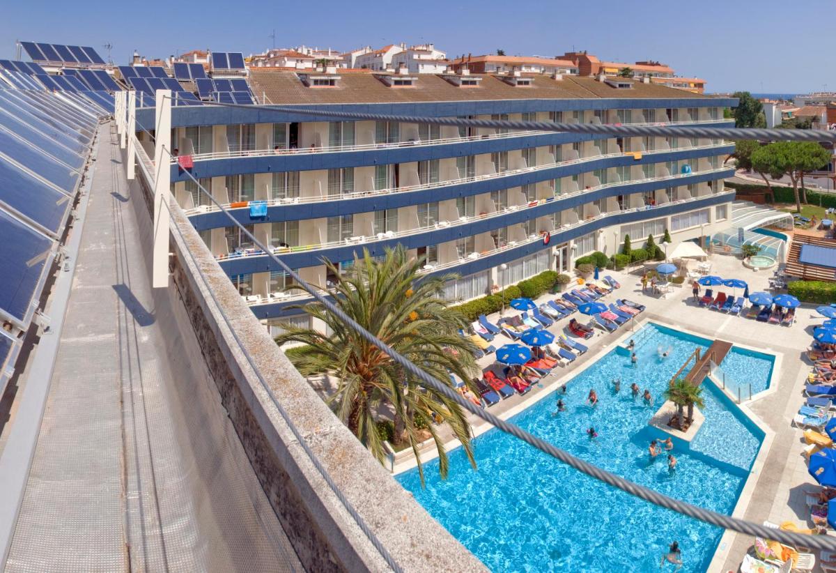 Una vista aérea de un hotel con piscina. en GHT Aquarium & Spa, en Lloret de Mar