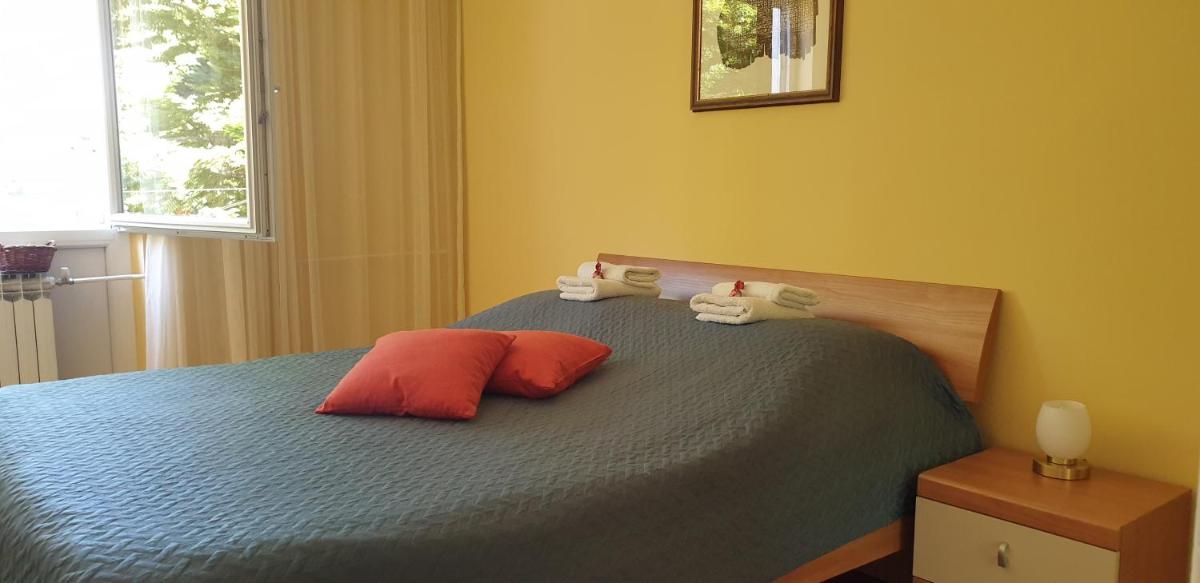 10 minutes walk to the lakes - Housity