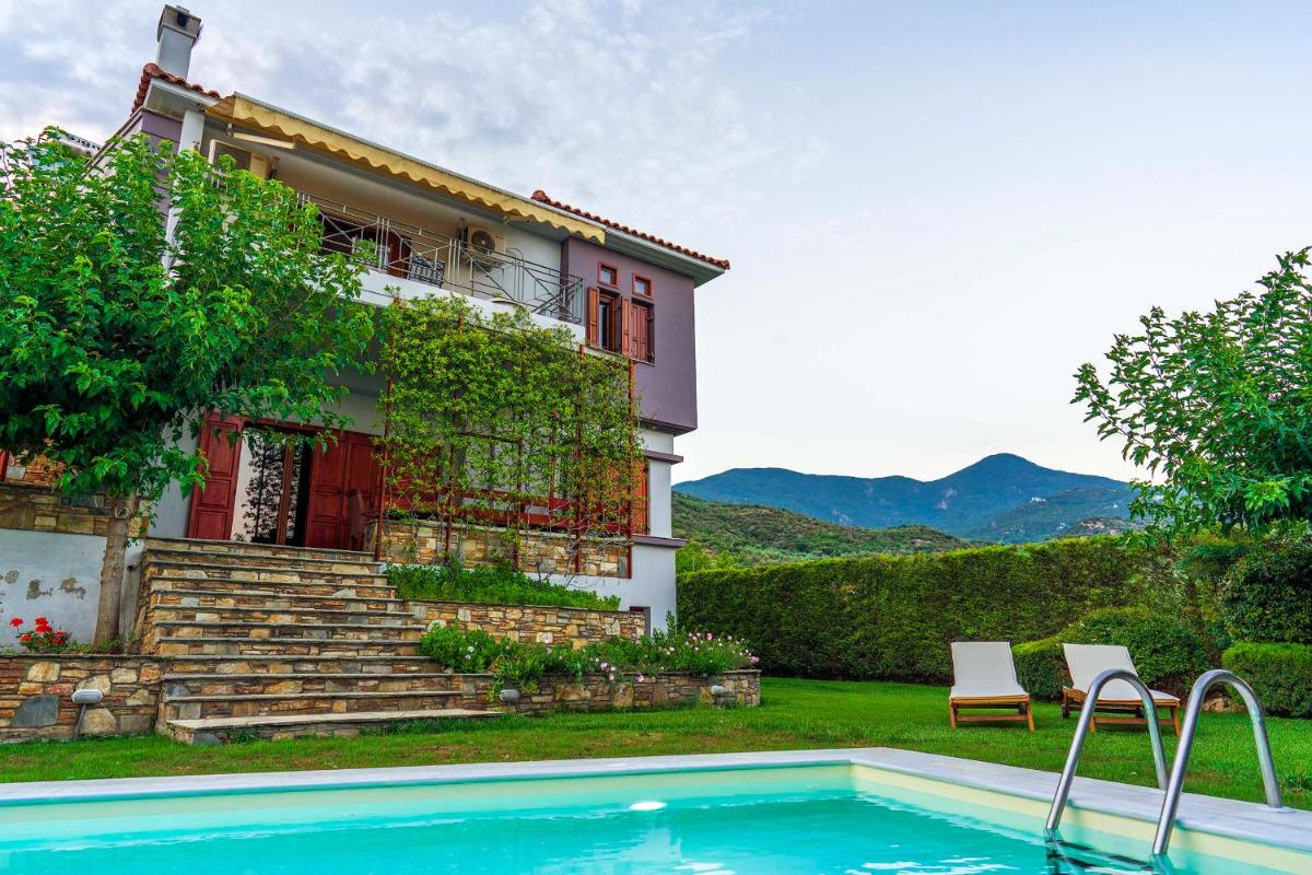 Chariklia's House with private pool - Housity