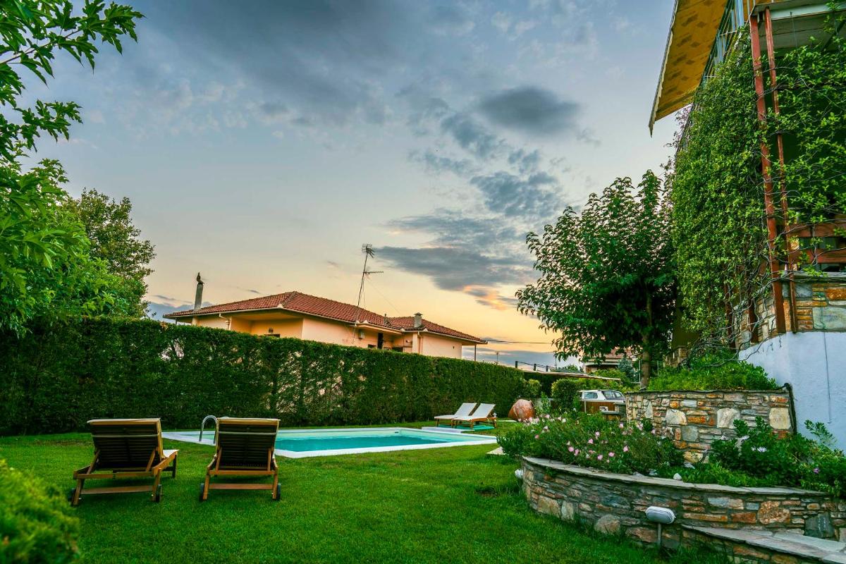 Chariklia's House with private pool - Housity