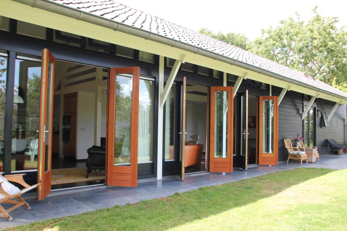 Familiehuis De Betuwe met prive kunstgras tennisbaan en sauna - Housity
