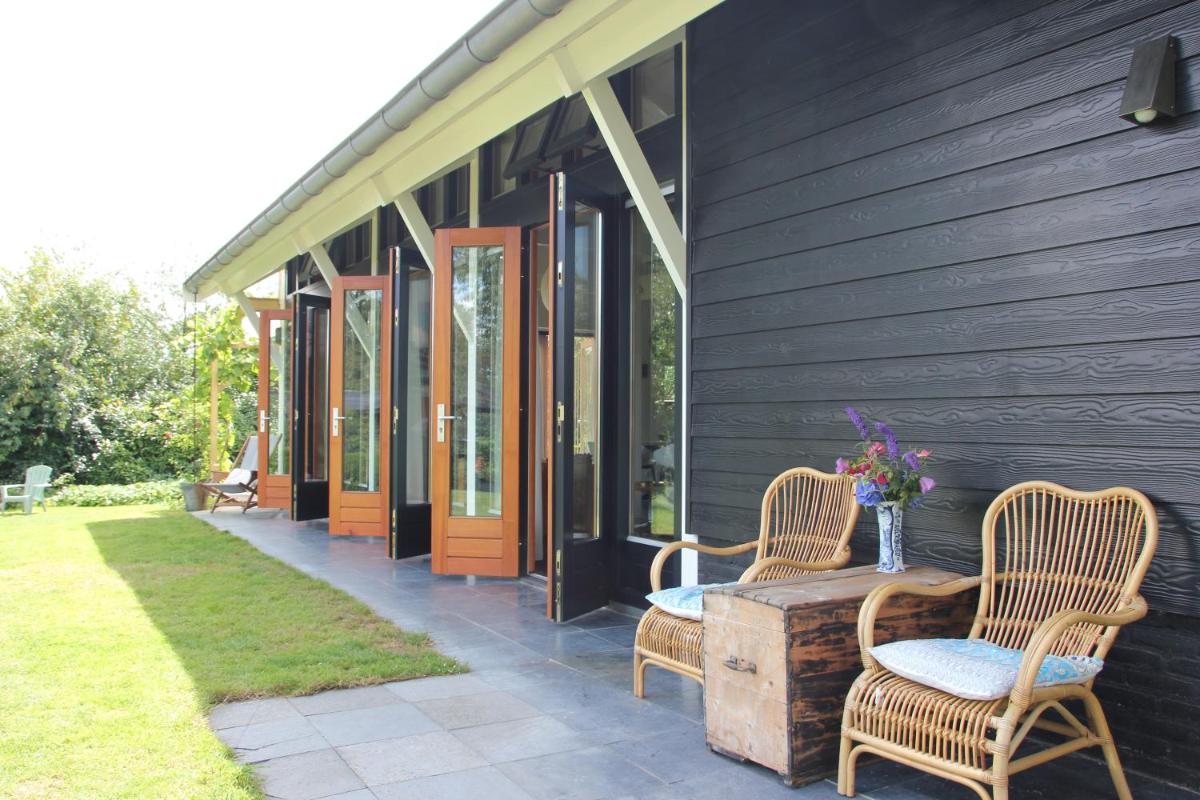 Familiehuis De Betuwe met prive kunstgras tennisbaan en sauna - Housity