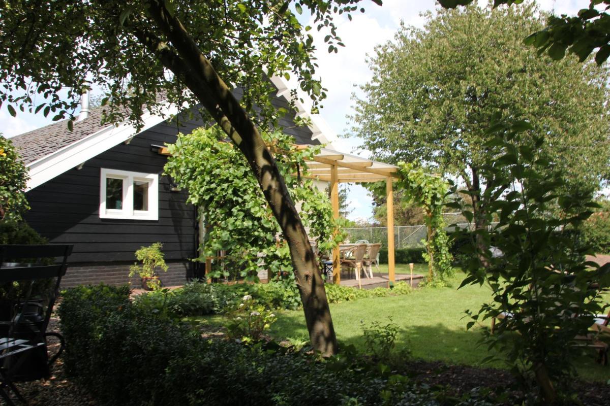 Familiehuis De Betuwe met prive kunstgras tennisbaan en sauna - Housity