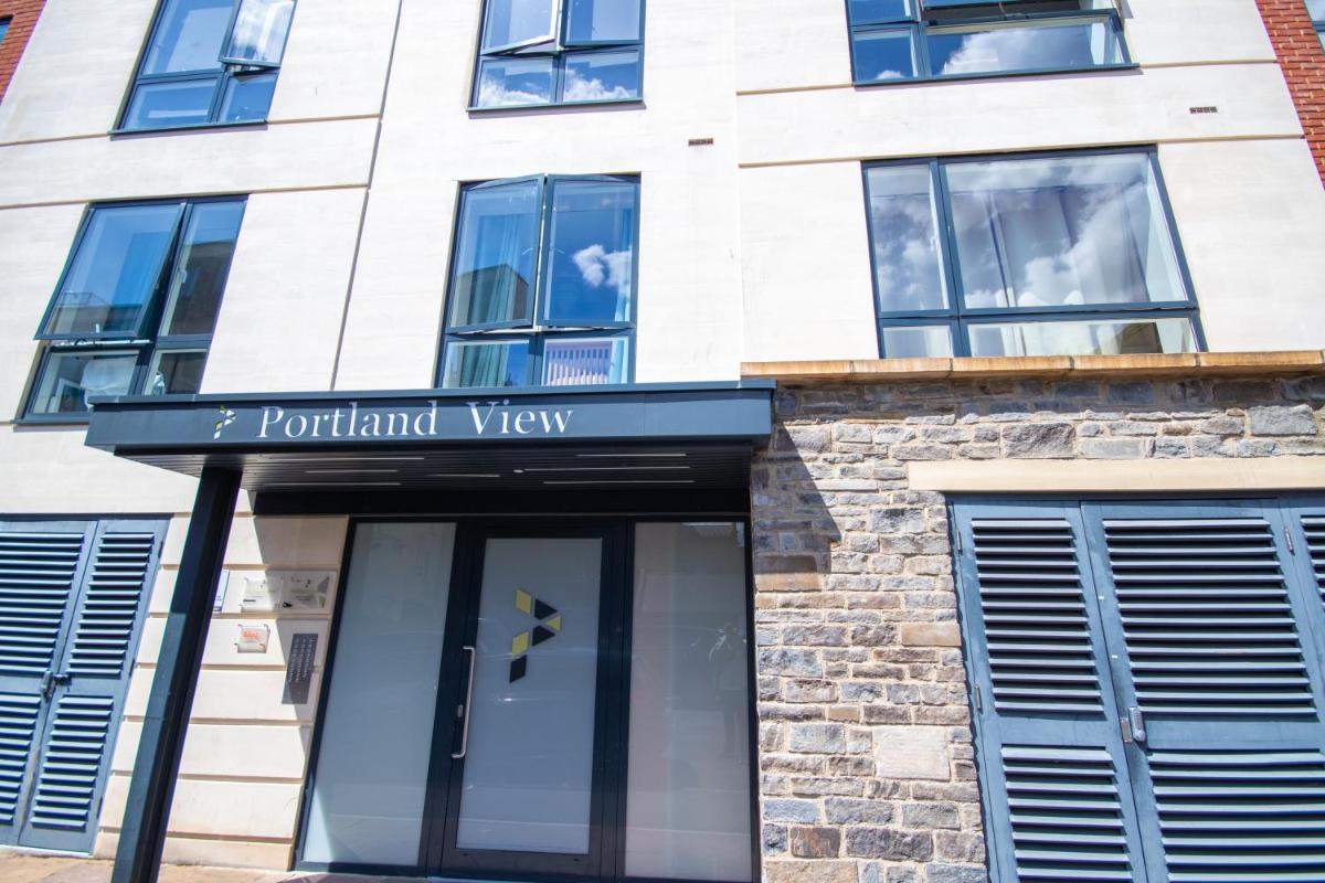 Modern 2 Bedroom Flat with 2 ensuite bathrooms in Bristol for up to 4 people - Housity