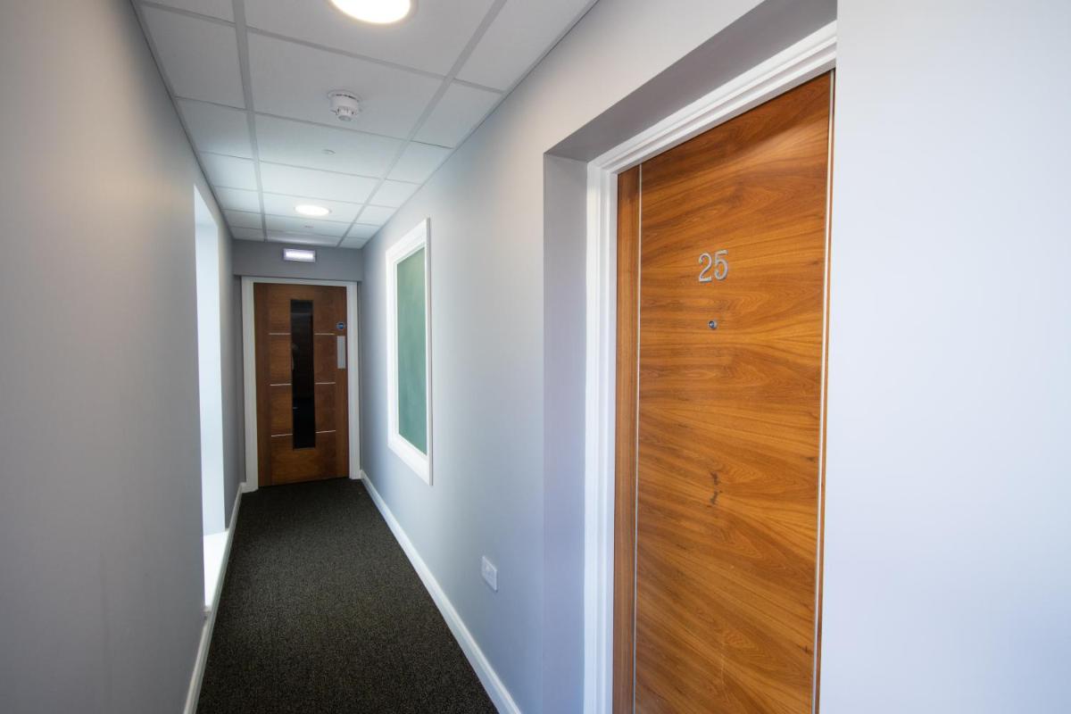 Modern 2 Bedroom Flat with 2 ensuite bathrooms in Bristol for up to 4 people - Housity
