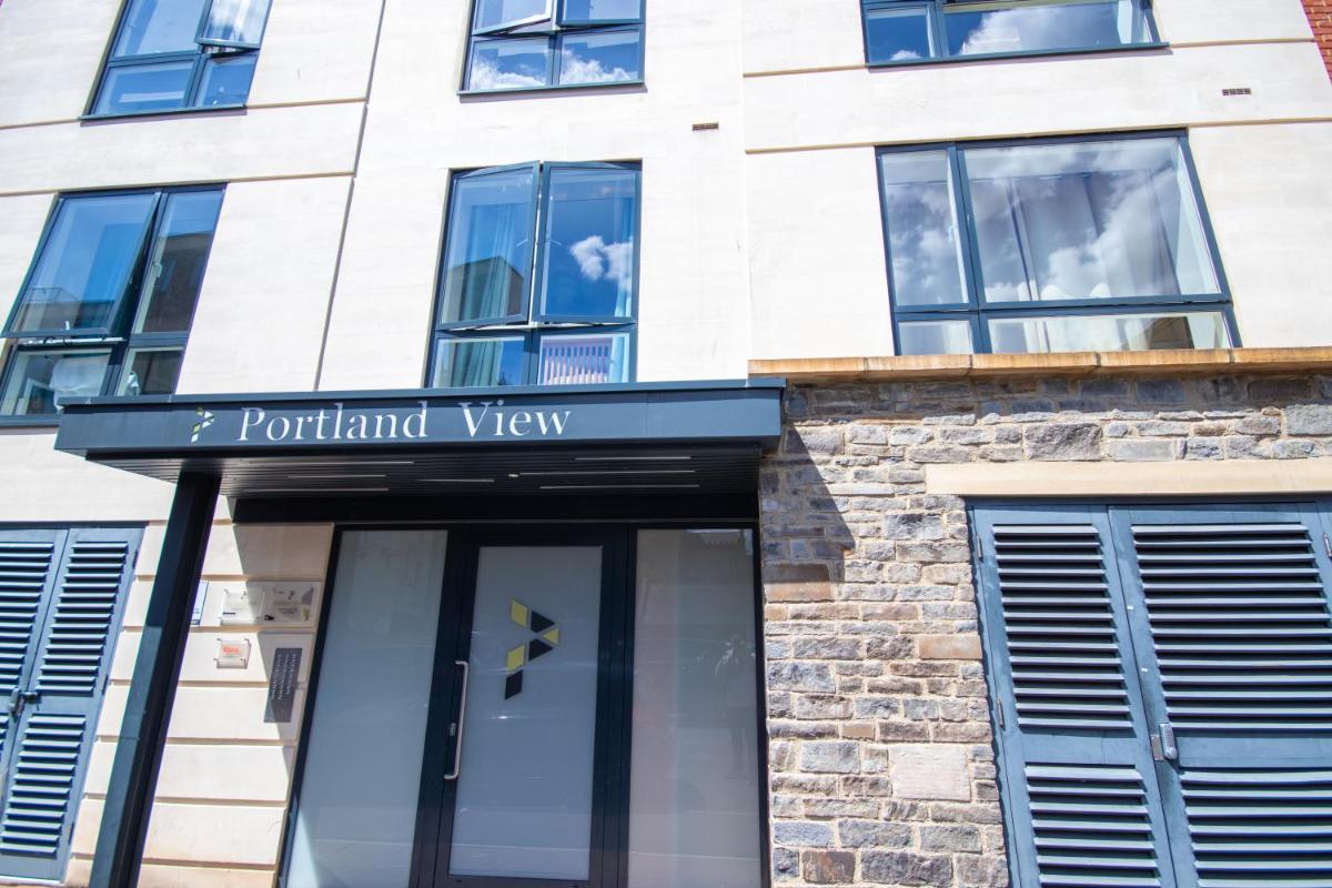 Modern 2 Bedroom Flat with 2 ensuite bathrooms in Bristol for up to 4 people - Housity
