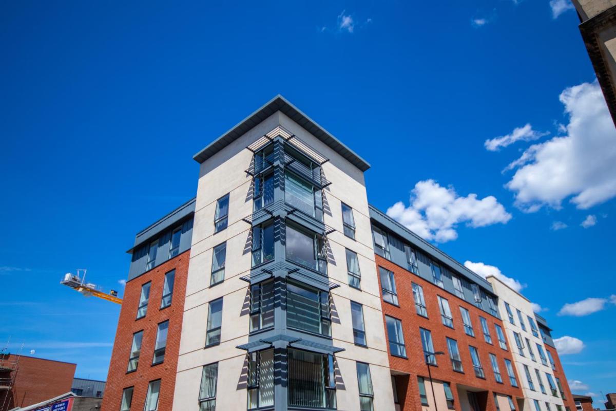 Modern 2 Bedroom Flat with 2 ensuite bathrooms in Bristol for up to 4 people - Housity