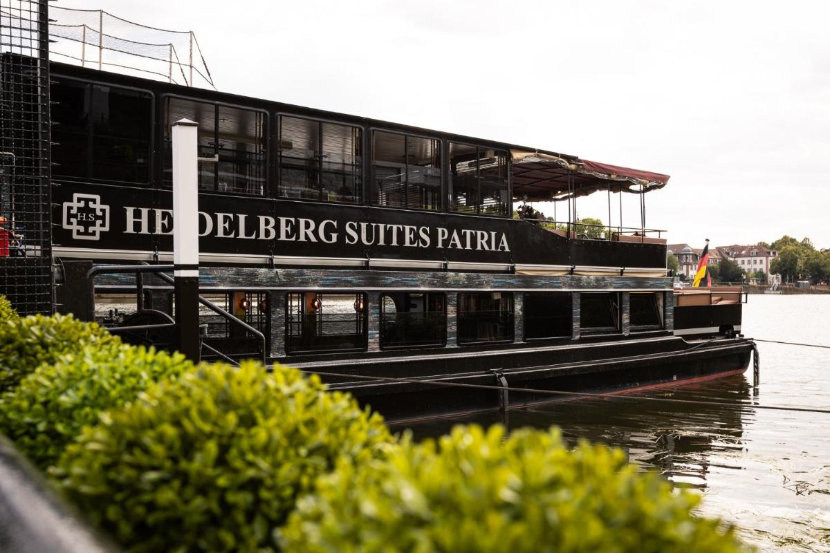Blick auf einen Fluss in der Nähe des Hotels