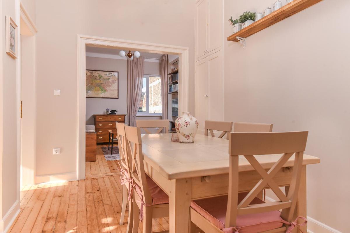 Chez Marie ~ Cozy One-Bedroom with Balcony - Housity
