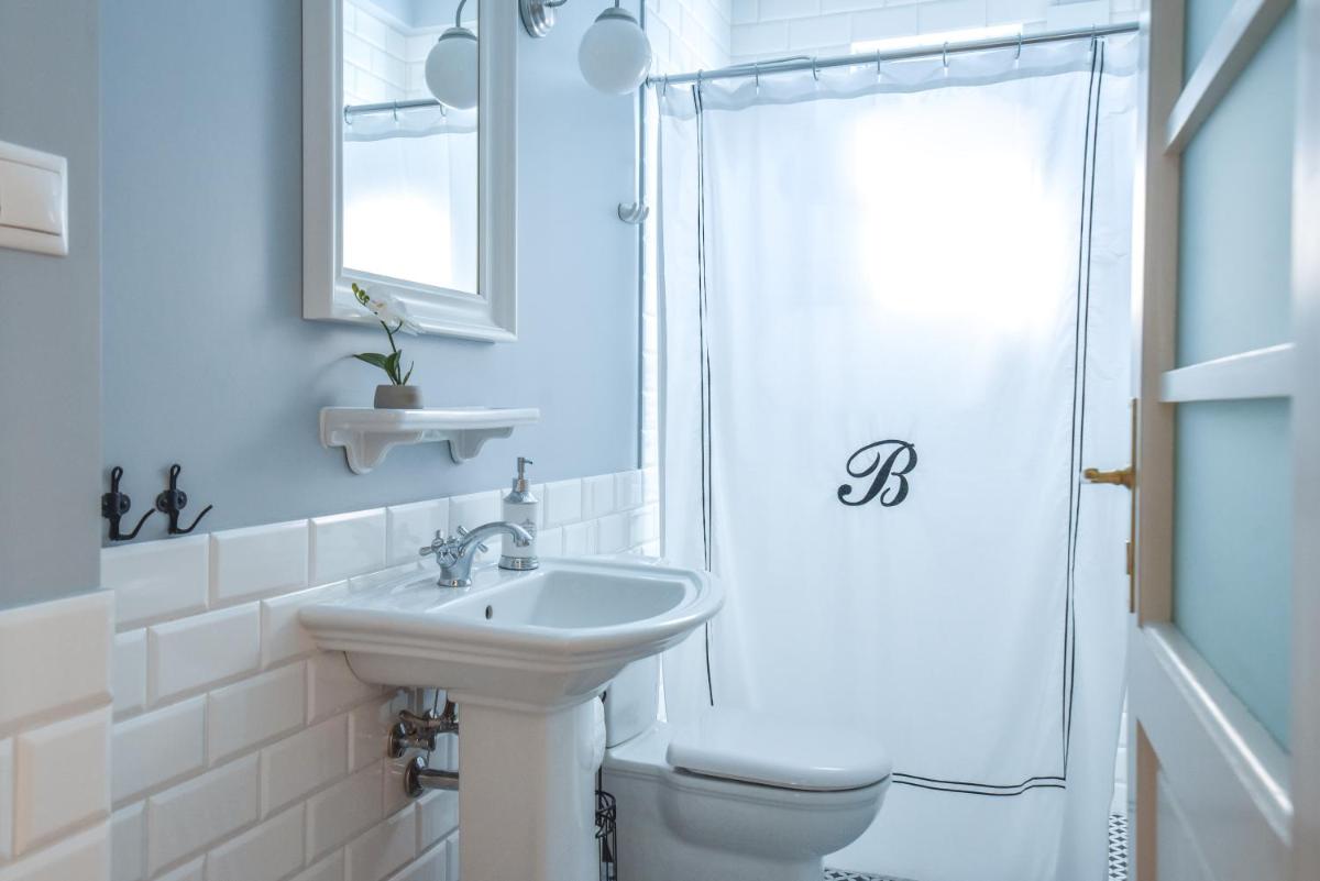Chez Marie ~ Cozy One-Bedroom with Balcony - Housity