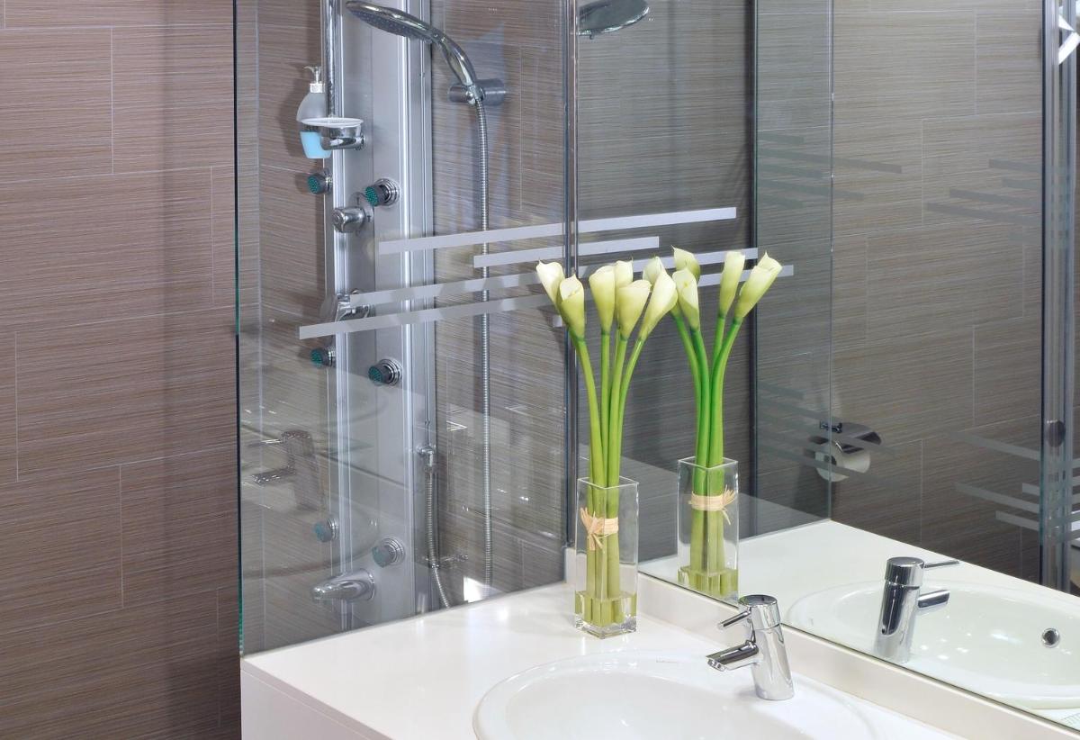 Un baño de GHT Oasis Park & Spa