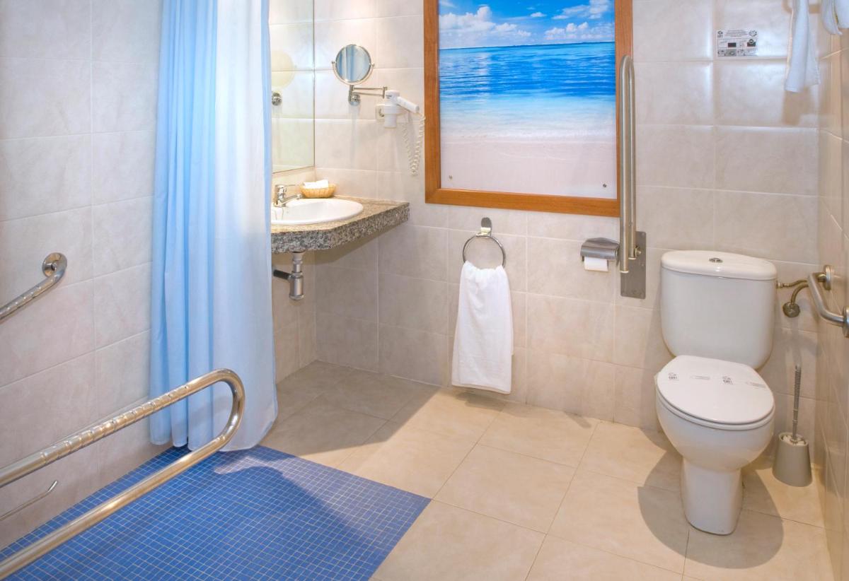 Un baño de GHT Oasis Park & Spa