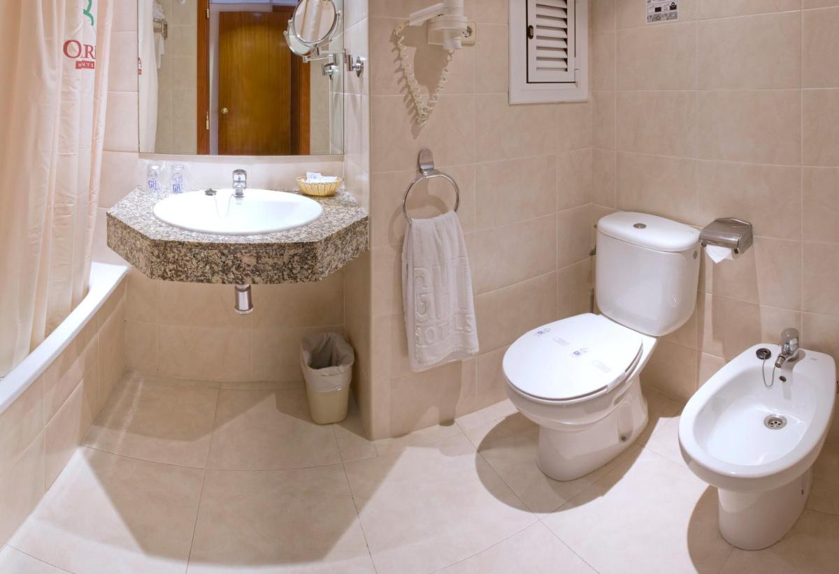 Un baño de GHT Oasis Park & Spa