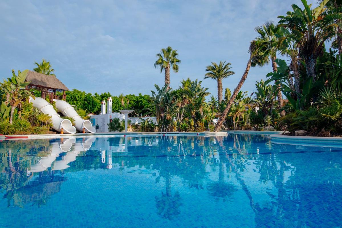 una piscina en un resort con un tobogán de agua en Alannia Guardamar, en Guardamar del Segura