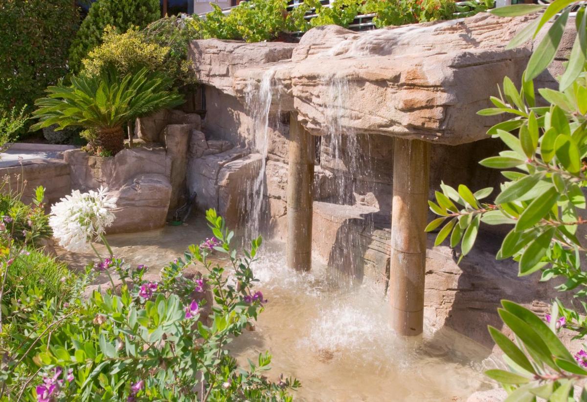 Jardín al aire libre en GHT Oasis Park & Spa