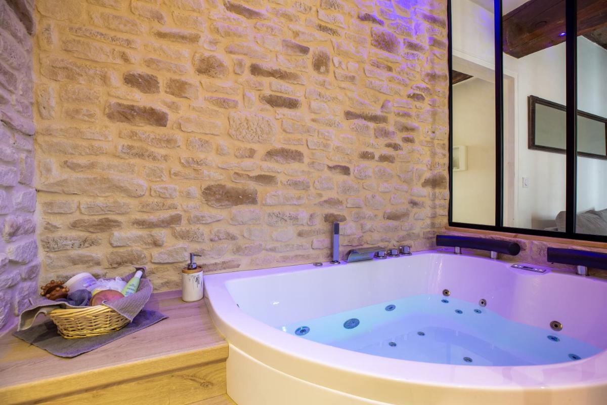 Cocon à Bulles Chic vue Cathédrale avec Spa-jacuzzi - Hizvo