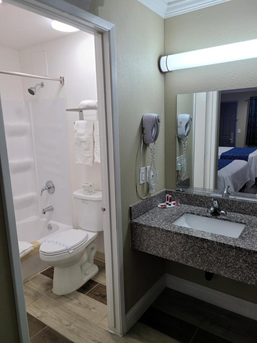 Travelodge by Wyndham Clearlake - Housity