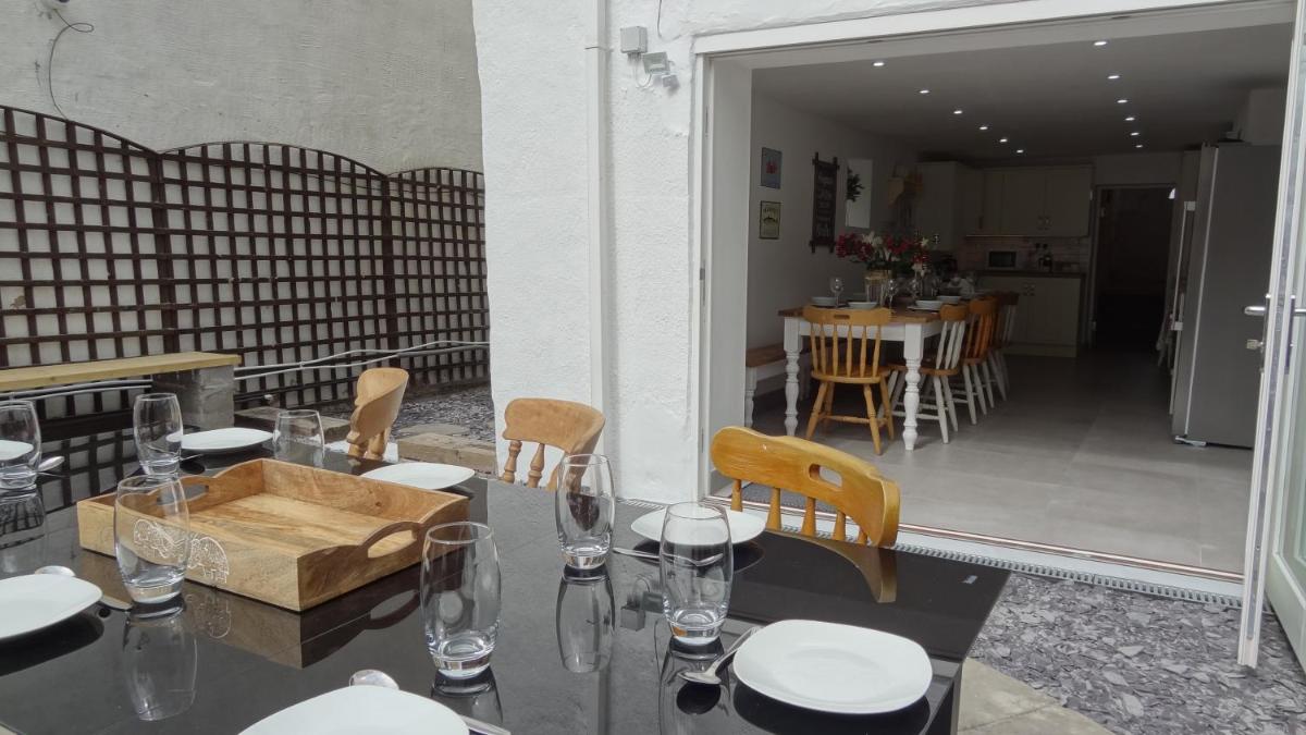 Snowdon Retreat Villa by Seaside Llandudno - Housity