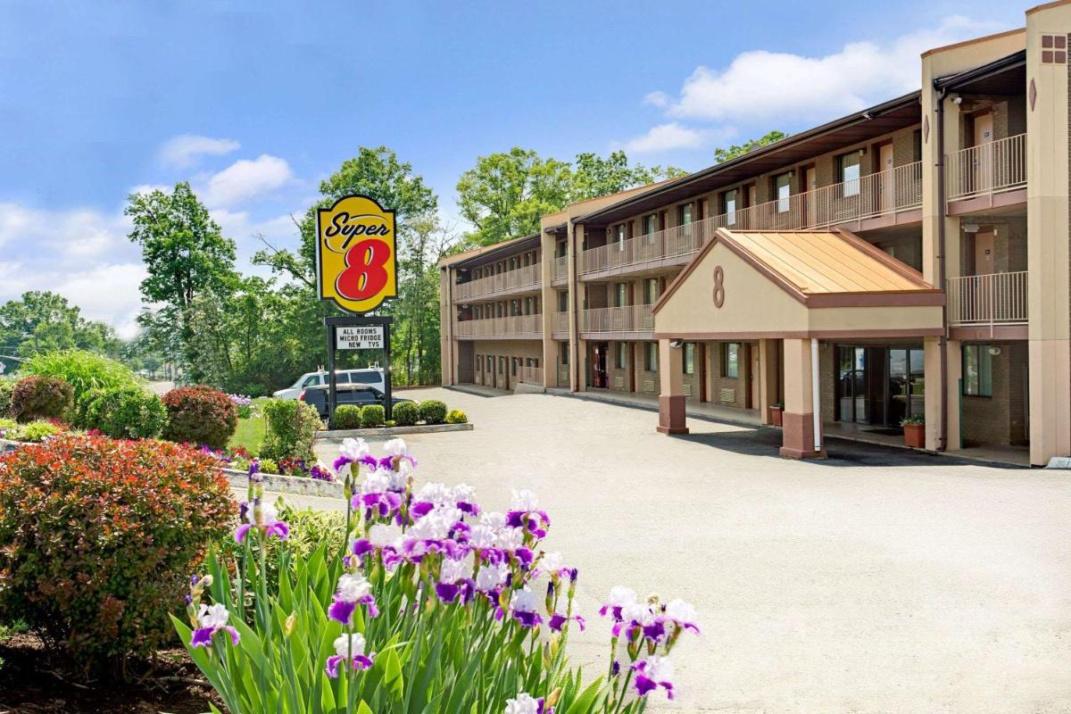 Super 8 by Wyndham Laurel - Housity
