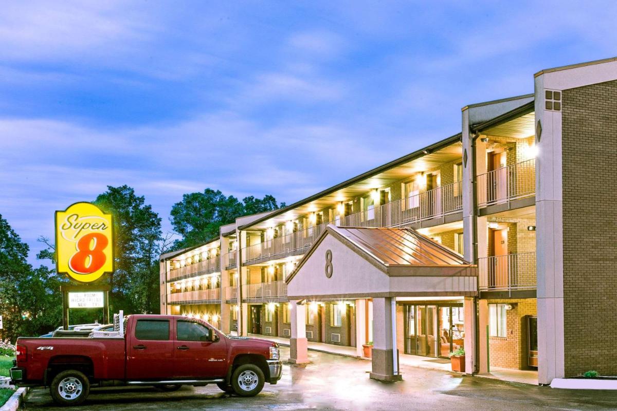 Super 8 by Wyndham Laurel - Housity