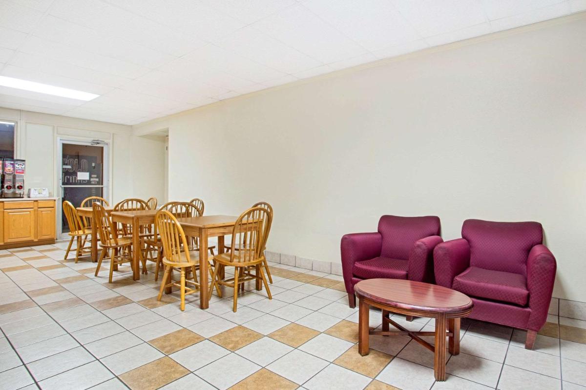Days Inn by Wyndham Bristol Parkway - Housity