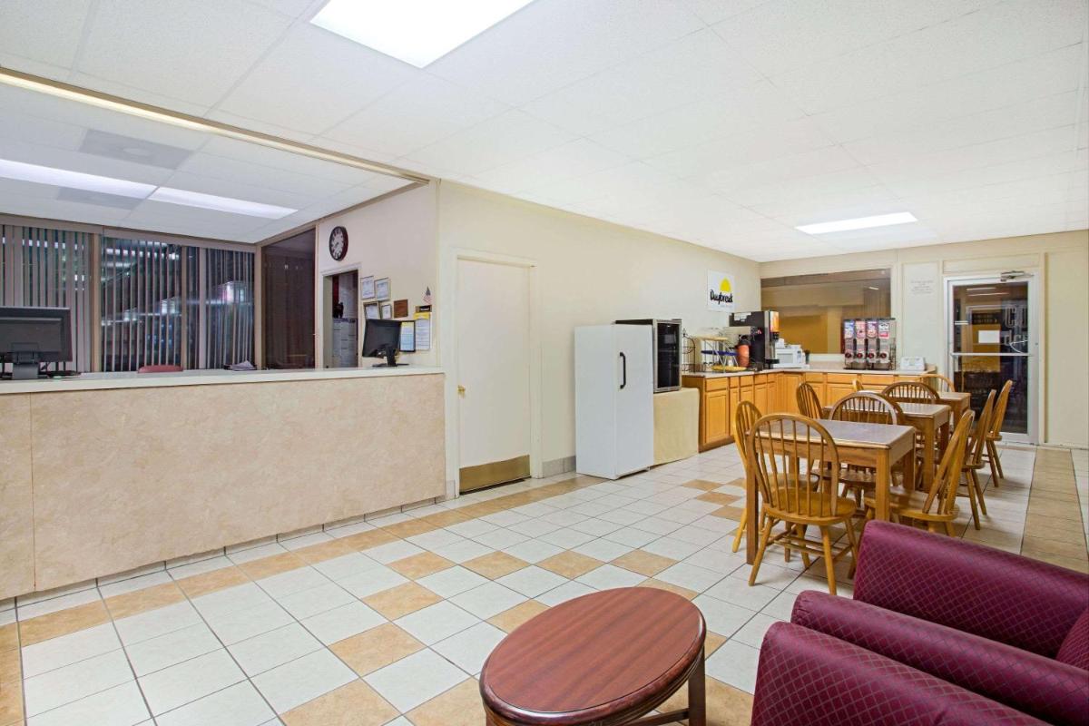 Days Inn by Wyndham Bristol Parkway - Housity