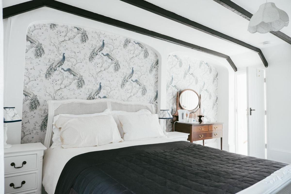 Finest Retreats - Godolphin Cross B&B - King Room - Housity