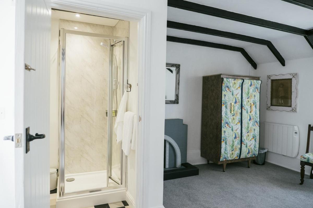 Finest Retreats - Godolphin Cross B&B - King Room - Housity