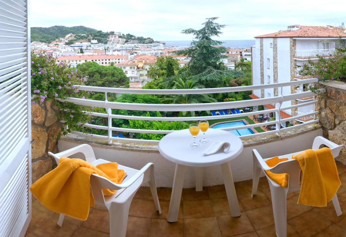 Un balcón o terraza de Hotel GHT Neptuno-Tossa & Venus SPA