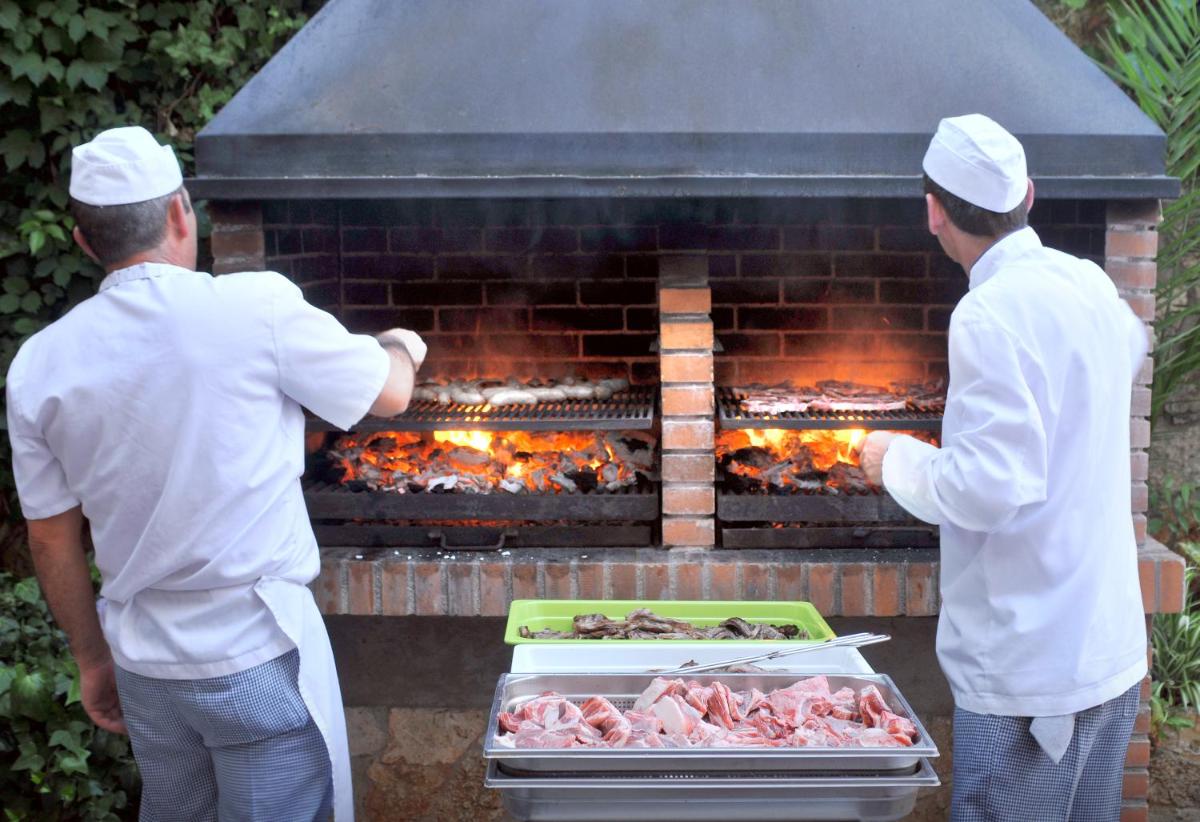 Barbacoa disponible para clientes en el hotel