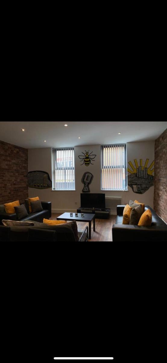 Spacious Shude Hill Apartment With Balcony - Hizvo