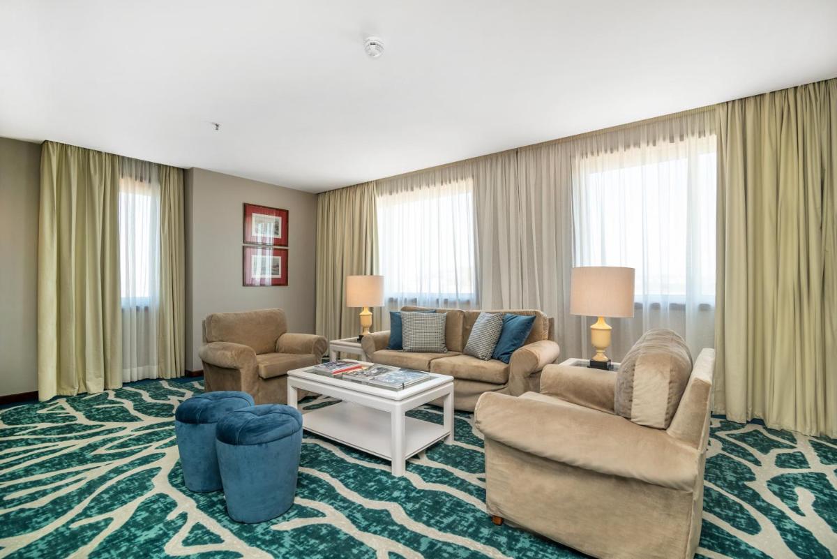 Uma área de estar em Holiday Inn Porto Gaia by IHG