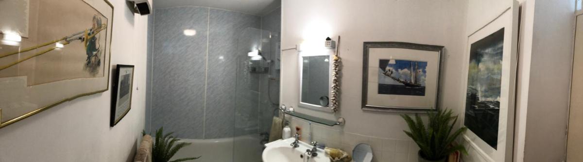 Plant yourself in the very centre of Bath - FREE PARKING - Housity