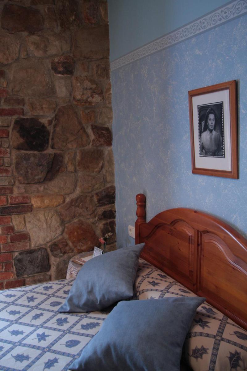 Cama o camas de una habitación en Hotel "Posada de Cantabria EL SOLAR" -Cenas típicas y Gintonic- Bar -Terraza panorámica