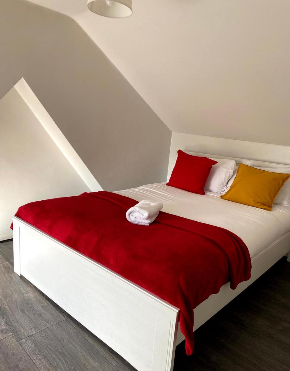 Ferndale House-Huku Kwetu Luton -Spacious 4 Bedroom House - Suitable & Affordable Group Accommodation - Business Travellers - Housity