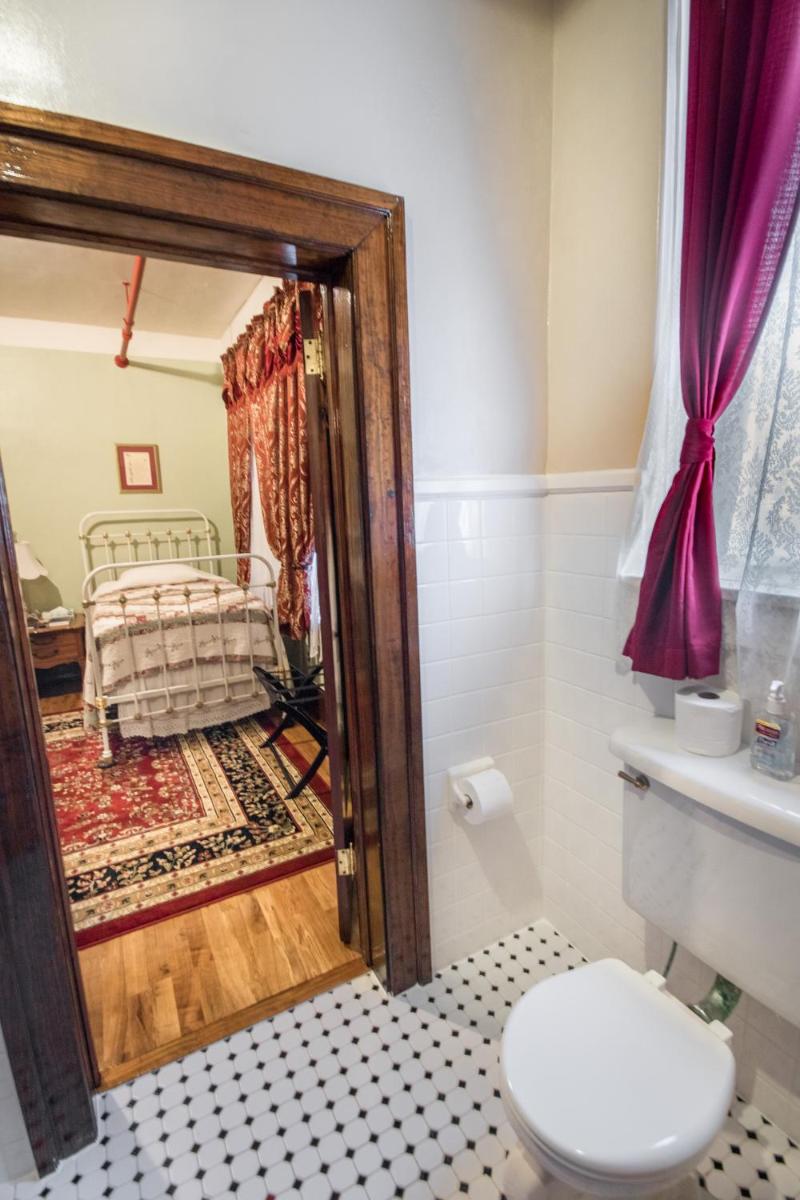 The Edgewater Hotel - Housity