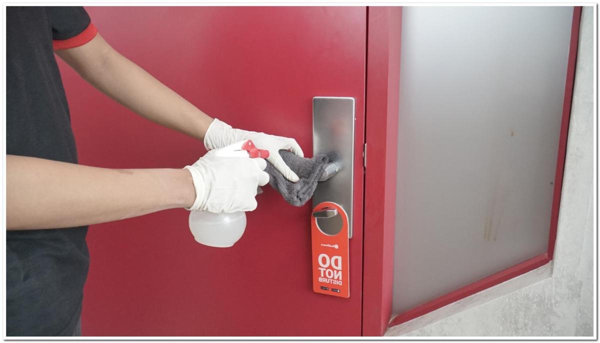RedDoorz Plus @ Radio Dalam 2 - Housity